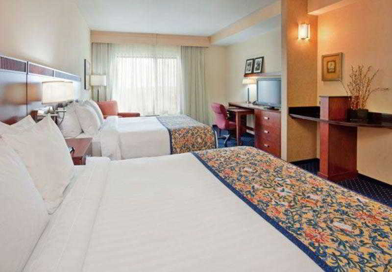 Courtyard Austin Airport Hotel Room photo