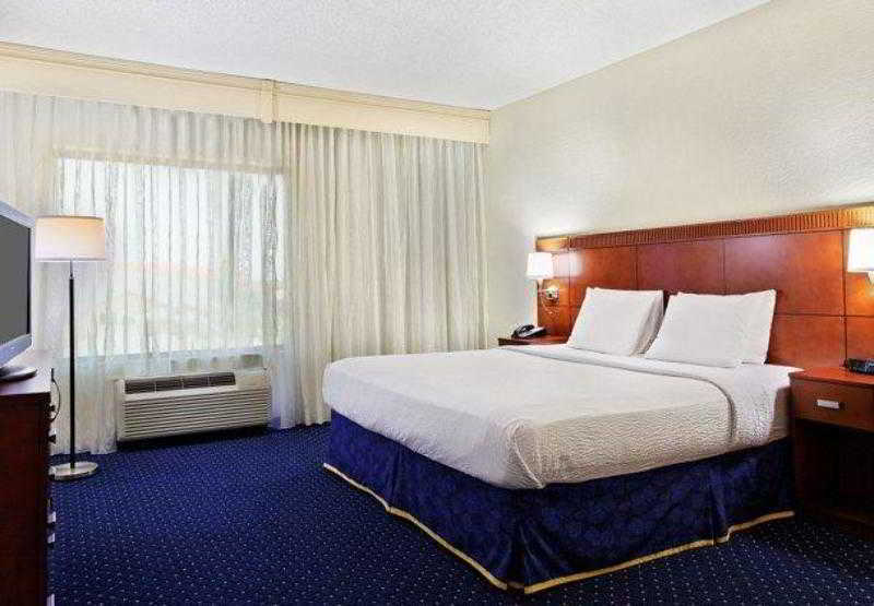Courtyard Austin Airport Hotel Exterior photo